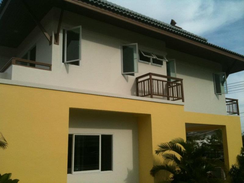 536590_441550219190465_796953065_n